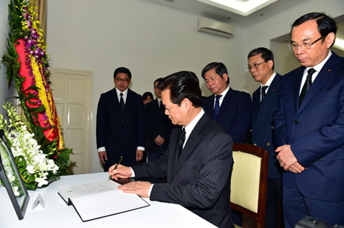 Thủ tướng Nguyễn Tấn Dũng viết sổ tang chia buồn khi được tin Ngài Lý Quang Diệu từ trần - Ảnh: VGP/Nhật Bắc