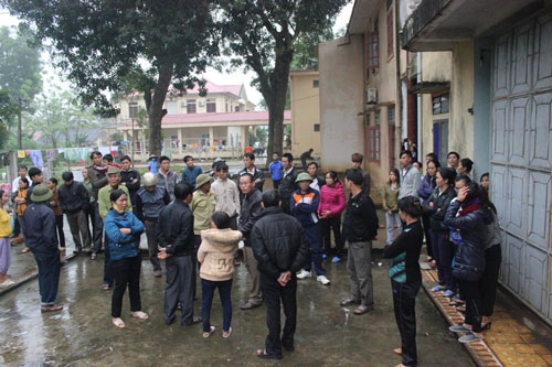 Gia đình sản phụ Vân tập trung đề nghị tại Bệnh viện huyện Diễn Châu nhận trách nhiệm - Ảnh: Phạm Đức