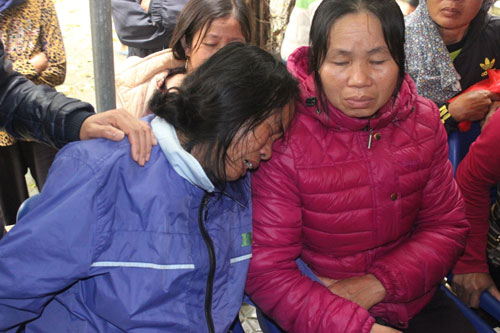 Người thân đau đớn trước cái chết bất thường của mẹ con sản phụ Vân - Ảnh: Phạm Đức