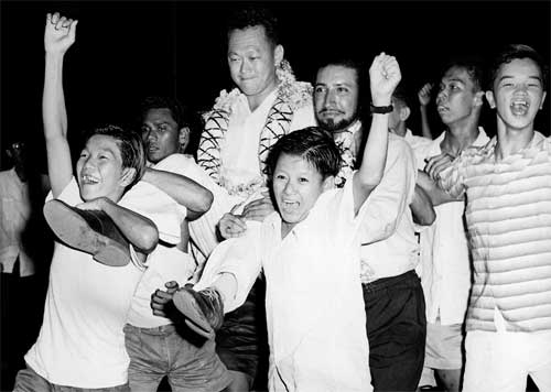 Ông Lý Quang Diệu được người ủng hộ tung hô sau khi lãnh đạo PAP chiến thắng vào năm 1959 - Ảnh: AFP 