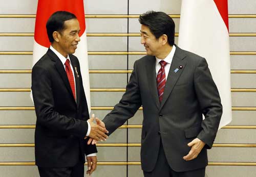 Tổng thống Widodo (trái) và Thủ tướng Abe tại Tokyo ngày 23.3 - Ảnh: AFP 