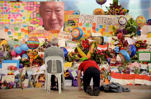 Người dân Singapore tưởng nhớ ông Lý Quang Diệu trước bệnh viện - Ảnh: AFP