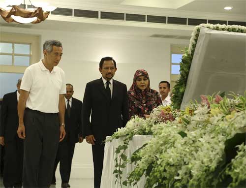 Thủ tướng Lý Hiển Long, con trai ông Lý Quang Diệu, tiếp Quốc vương Brunei Hassanal Bolkiah và hoàng hậu đến viếng trong ngày 23.3 - Ảnh: Reuters