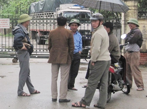 Các công nhân ngăn cản xe chở máy móc ra khỏi cổng nhà máy - Ảnh: K.Hoan