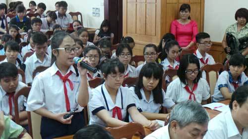 Tại buổi đối thoại giữa lãnh đạo Sở GD-ĐT và học sinh TP.HCM, em Thụy Khanh, HS lớp 6/1, Trường THCS Lạc Hồng (Q.10) mong muốn chính quyền có biện pháp giảm bạo lực học đường - Ảnh: Minh Luân 
