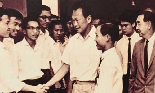 Ông Lý Quang Diệu trong một lần đến thăm Đại học Nanyang hồi thập niên 1960 - Ảnh: STOMP