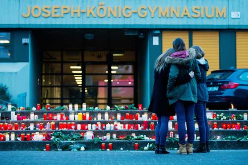 Các học sinh Trường trung học Joseph-Koenig-Gymnasium nghẹn ngào tưởng niệm những bạn học xấu số - Ảnh: AFP 