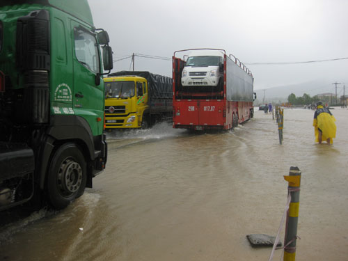 Quốc lộ 1 qua huyện Phú Lộc đang thi công lại gặp lũ dâng đột ngột nên giao thông, đi lại khó khăn hơn - Ảnh: Đình Toàn