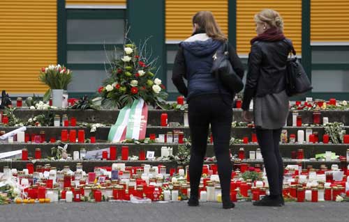  Khu vực tưởng niệm 16 học sinh và 2 giáo viên Trường Joseph-Koenig-Gymnasium của Đức thiệt mạng trong vụ việc - Ảnh: Reuters 