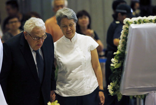 Ông Henry Kissinger viếng ông Lý Quang Diệu. Bên cạnh là bà Ho Ching (Hồ Tinh), phu nhân Thủ tướng Lý Hiển Long - Ảnh: Reuters 