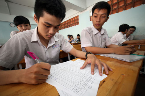 Học sinh lớp 12 Trường THPT Nguyễn An Ninh (TP.HCM) đăng ký môn thi trong sáng 31.3 - Ảnh: Đào Ngọc Thạch 