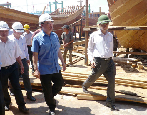 Ông Nhân thị sát cơ sở đóng tàu của Công ty cổ phần thủy sản Hoài Nhơn