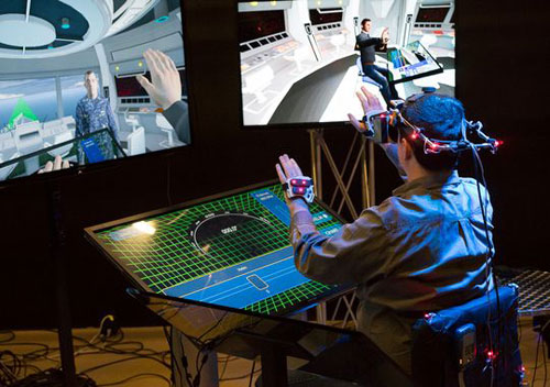 Một kỹ thuật viên sử dụng VR để thử phần cứng quân sự mới trước khi đưa vào sản xuất -  Ảnh: USC ICT
