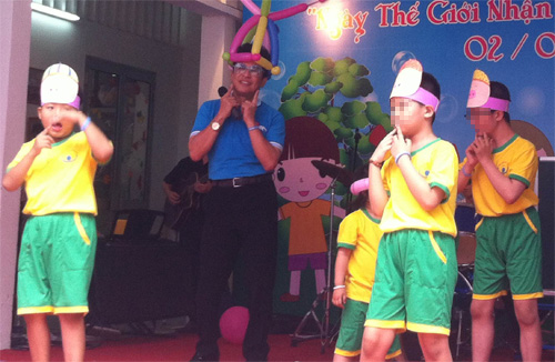 MC Thanh Bạch hát múa cùng trẻ bị tự kỷ tại chương trình