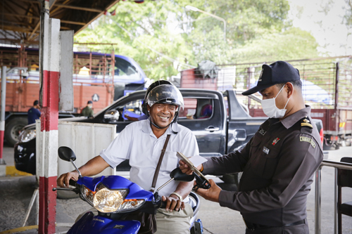 Lực lượng an ninh kiểm tra phương tiện giao thông tại Bangkok - Ảnh: T.Tiên