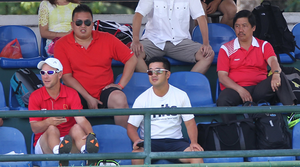 Hoàng Longy (ngồi trên đeo kính đen) trên khán đài tại Davis Cup ở Malaysia - Ảnh: Bạch Dương 