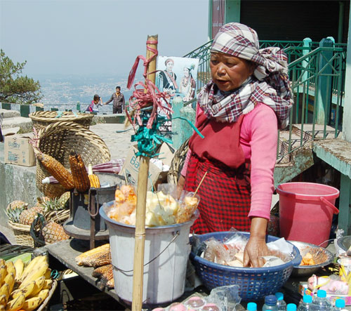  Người dân địa phương buôn bán quà lưu niệm tại thành phố Shillong (bang Meghalaya, thuộc vùng đông bắc Ấn Độ) - Ảnh: Sao Phal Niseiy