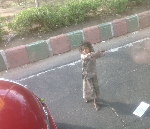  Một em bé ăn xin trên đường phố thủ đô New Delhi - Ảnh: An Điền