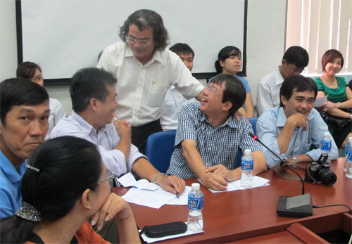  Các nhà thơ Lê Minh Quốc, Trương Nam Hương, Phan Hoàng (ngồi, hàng đầu) vui mừng gặp lại thầy giáo cũ - Ảnh: Quỳnh Trân