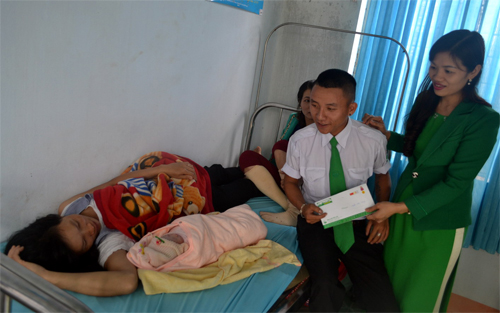 Tài xế Nguyễn Xuân Trang thăm mẹ con chị Quý - Ảnh: Trần Hiếu