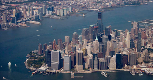 Trung tâm thương mại Một thế giới sừng sững giữa khu Hạ Manhattan ở thành phố New York - Ảnh: Reuters 