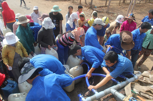Thanh niên đưa nước sạch phục vụ người dân vùng hạn - Ảnh: Thiện Nhân