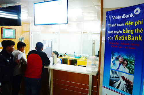 Bệnh nhân được tư vấn phải mở tài khoản Vietinbank để thanh toán viện phí - Ảnh: Ngọc Thắng 