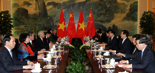 Đoàn đại biểu cấp cao VN do Tổng bí thư Nguyễn Phú Trọng dẫn đầu (trái) hội đàm với Thủ tướng Lý Khắc Cường và các đại biểu TQ - Ảnh: TTXVN