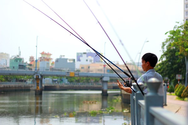 Bất chấp lệnh cấm, nhiêu người vẫn thản nhiên câu cá cạnh bờ kênh Nhiêu Lộc – Thị Nghè