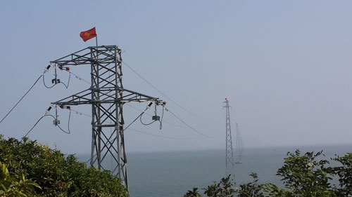  Đường dây cấp điện vượt biển ra đảo Hòn Tre - Ảnh Mai Vọng