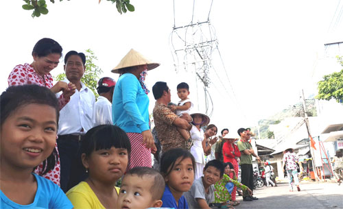 Người dân đảo Hòn Tre chào đón lưới điện từ đất liền vượt biển ra đảo - Ảnh: Mai Vọng