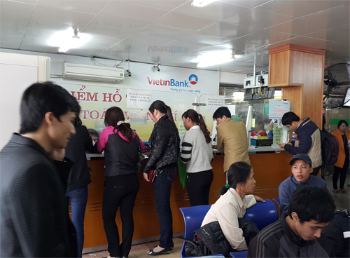 Bệnh nhân khám theo yêu cầu tại Khoa Khám bệnh của BV Bạch Mai phải làm thẻ ATM của Ngân hàng VietinBank thì mới được khám - Ảnh: Thái Sơn 