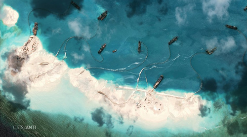 Hình ảnh chụp từ vệ tinh ngày 1.2.2015 cho thấy các tàu Trung Quốc bồi cát phi pháp tại đá Vành Khăn - Ảnh: Reuters