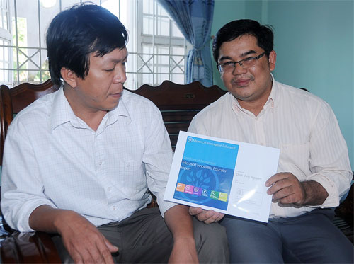 Nguyễn Đình Vinh (phải) với bằng công nhận chuyên gia Hãng Microsoft - Ảnh: P.A