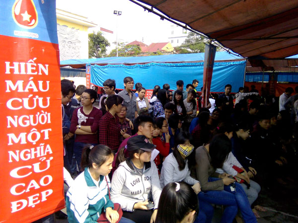Rất đông người dân Hải Phòng đã đến tham gia chương tình hiến máu
