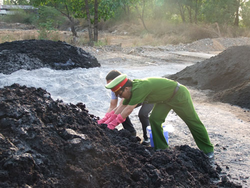 Cơ quan công an lấy mẫu chất thải đưa đi kiểm tra