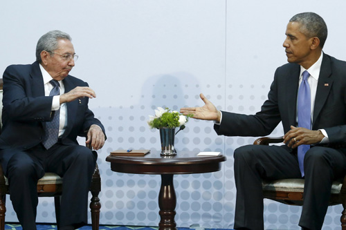 Chủ tịch Castro hội đàm với Tổng thống Obama tại Panama - Ảnh: Reuters