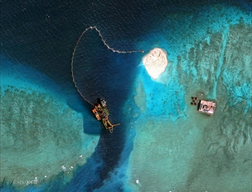 Hình ảnh chụp từ vệ tinh ngày 1.2.2015 cho thấy tàu nạo vét Trung Quốc hoạt động phi pháp tại đá Vành Khăn thuộc Trường Sa - Ảnh: Reuters