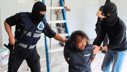 Cảnh sát Malaysia bắt một kẻ tình nghi có liên hệ với IS vào tháng 12.2014 - Ảnh: The Star