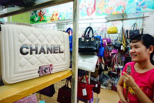 Chanel, Hermes... giá chỉ vài chục đến vài trăm nghìn đồng bày bán công khai trên phố Hàng Ngang (Hà Nội) - Ảnh: Ngọc Thắng 