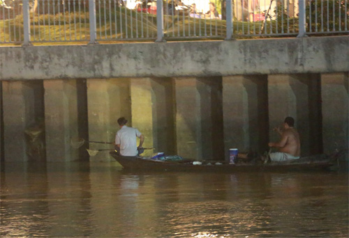 Kích điện lạm sát cá trên kênh Nhiêu Lộc - Thị Nghè - Ảnh: Đình Nguyên