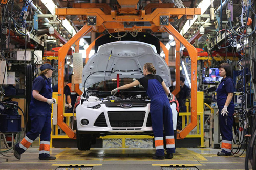 Các công nhân Nga tại một nhà máy lắp ráp xe hơi ở thị trấn Vsevolozhsk - Ảnh: Bloomberg