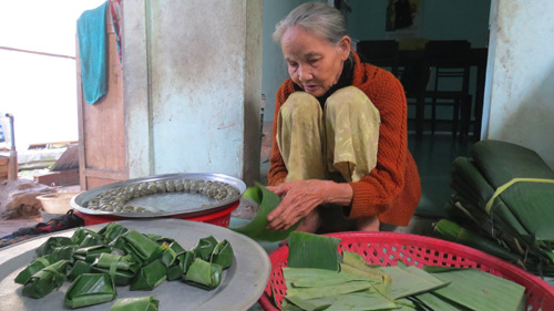 Bà Đoàn Thị Thỉ, người được xem là “đệ nhất bánh” của làng, gắn bó trọn cuộc đời với các loại bánh - Ảnh: Tuyết Khoa