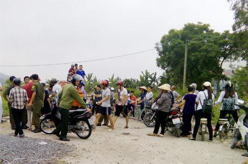 Nam thanh niên chết trong bãi cỏ giữa chợ