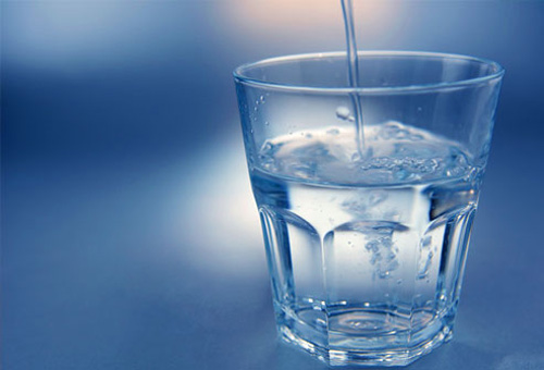 Uống một ly nước ấm là cách hiệu quả để cung cấp độ ẩm cho da