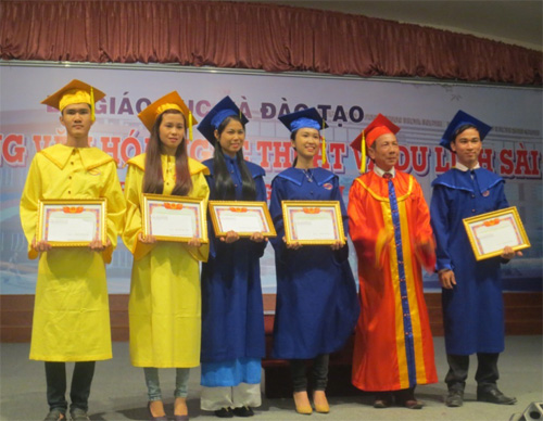 Sinh viên đạt tốt nghiệp xuất sắc nhận học bổng