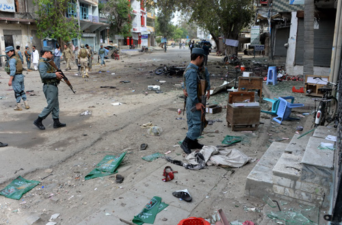 Hiện trường vụ đánh bom liều chết do IS thực hiện tại Afghanistan ngày 18.4 - Ảnh: AFP