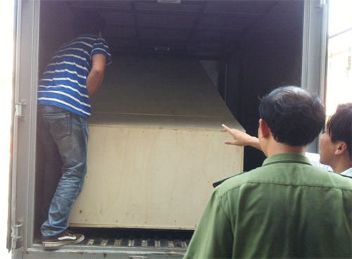 Đưa xe kéo (còn đóng thùng) lên xe tải để đưa về Huế - Ảnh:  Phan ThanH hải cung cấp