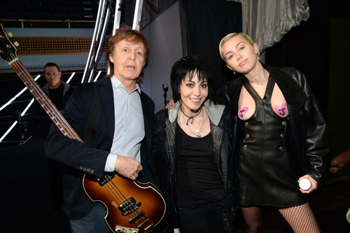 Paul McCartney, Joan Jett và Miley Cyrus tại buổi lễ - Ảnh: intouchweekly.com 