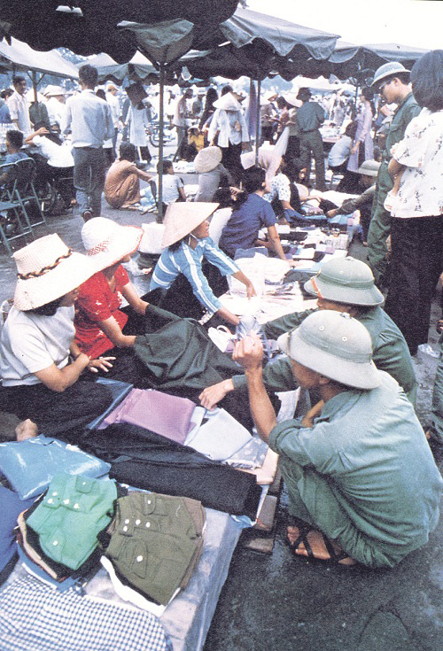 Bộ đội mua đồ lưu niệm trên phố Sài Gòn - Ảnh: T.L